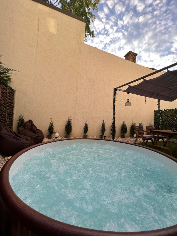 Downtown Hidden Garden With Jacuzzi In Bucharest Apartment ภายนอก รูปภาพ