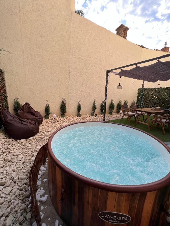 Downtown Hidden Garden With Jacuzzi In Bucharest Apartment ภายนอก รูปภาพ