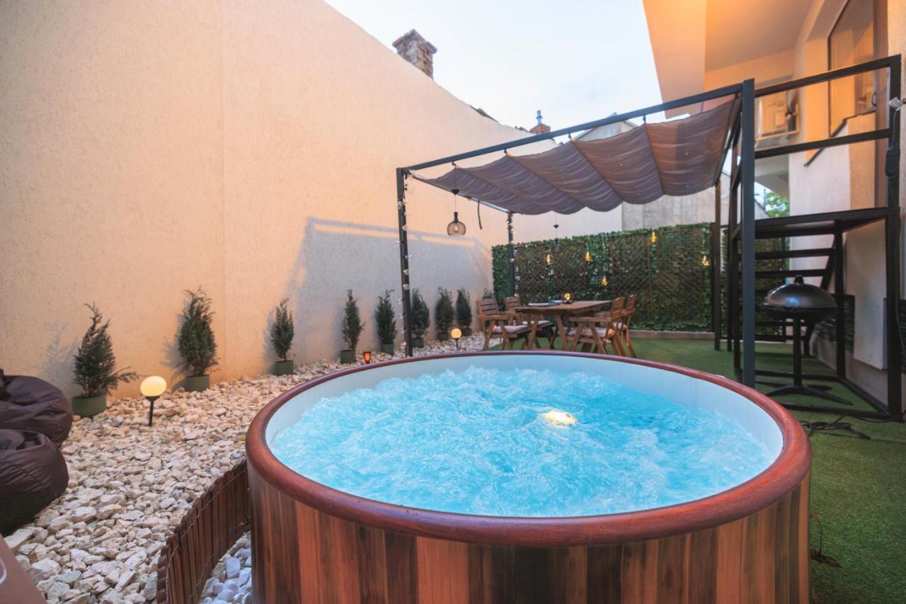 Downtown Hidden Garden With Jacuzzi In Bucharest Apartment ภายนอก รูปภาพ