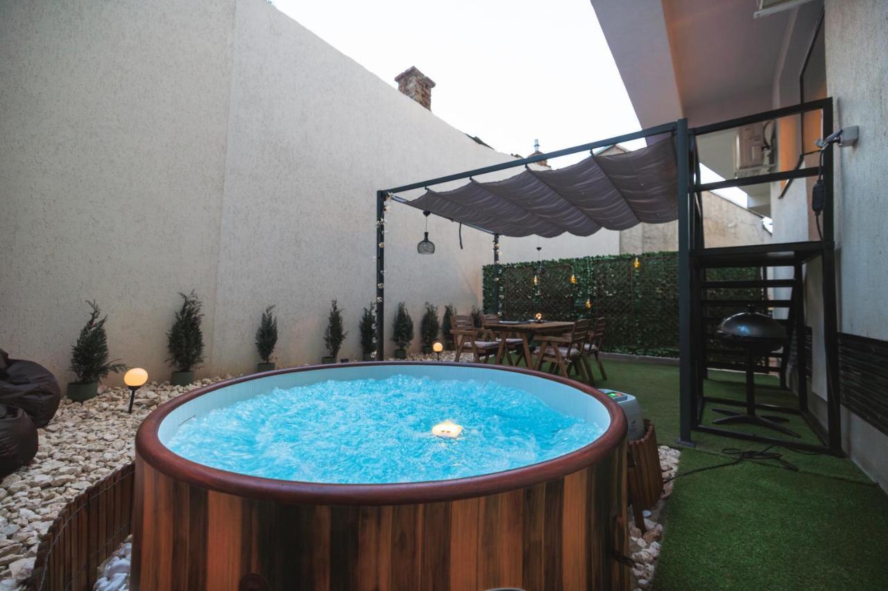 Downtown Hidden Garden With Jacuzzi In Bucharest Apartment ภายนอก รูปภาพ