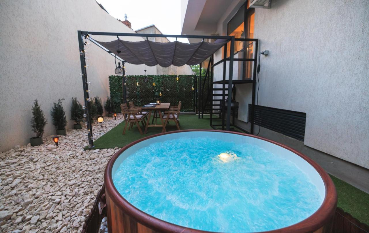 Downtown Hidden Garden With Jacuzzi In Bucharest Apartment ภายนอก รูปภาพ