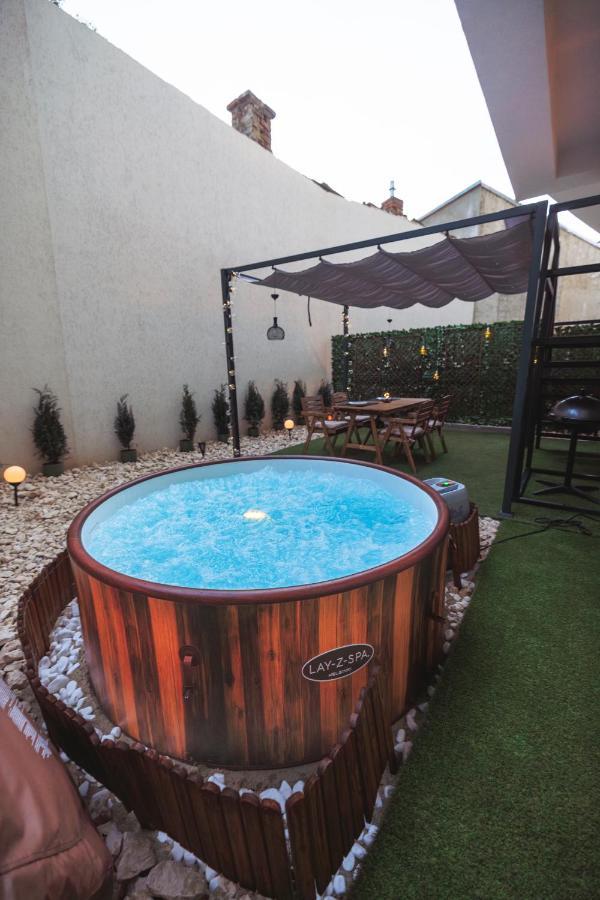 Downtown Hidden Garden With Jacuzzi In Bucharest Apartment ภายนอก รูปภาพ