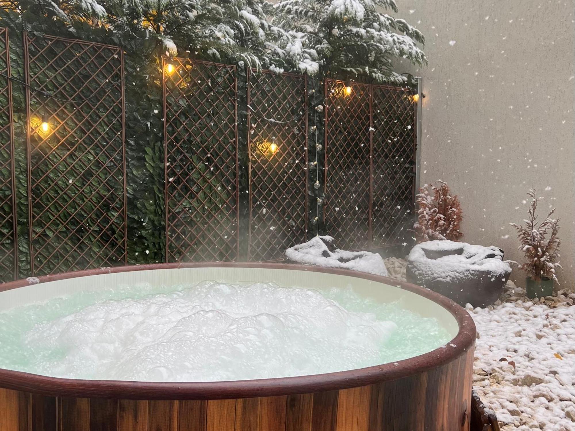 Downtown Hidden Garden With Jacuzzi In Bucharest Apartment ภายนอก รูปภาพ